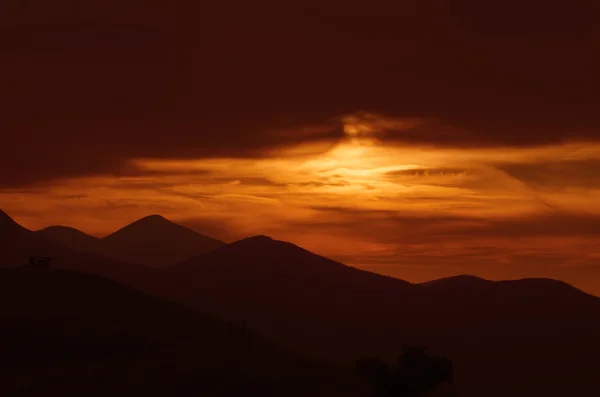 Dramático pôr do sol dourado — Fotografia de Stock