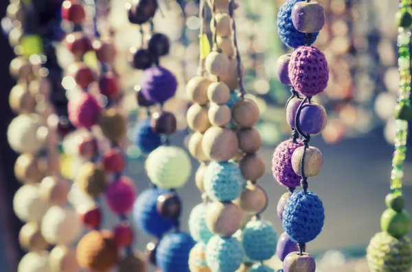 Perles colorées sur le marché — Photo