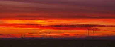 Renkli kırmızı günbatımı gökyüzü