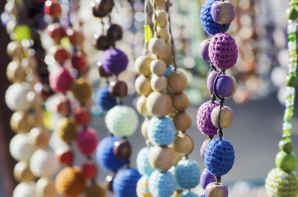 Perles colorées sur le marché — Photo