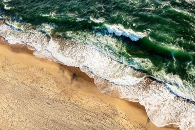 Soyut okyanus sahili arka planı. Yaratıcı minimum plaj konsepti. Mavi yeşil su, dalga ve kum ile yaz tatili planı. Düz yatıyordu. Yukarıdan bak. Portekiz manzarası