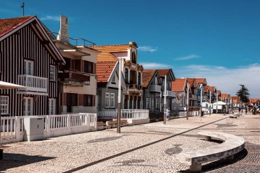 Costa Nova, Aveiro, Portekiz: Palheiros adı verilen renkli çizgili evler, şehir manzarası, seyahat yerleri