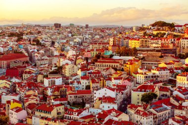 Lizbon 'un ünlü manzarası Miradouro da Senhora do Monte turist bakış açısı Alfama ve Mauraria eski şehir bölgesi, Lizbon, Portekiz