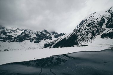 Donmuş Morskie Gölü ya da kışın Polonya 'da Sea Eye Gölü. Doğal mevsimlik arka plan, ünlü turistik yer.