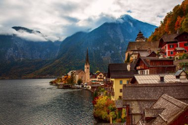 Hallstatt Köyü, Dağlar ve Göl, Sonbaharda karamsar gökyüzü - Hallstatt, Avusturya