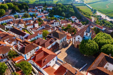 Tarihi duvarları ve kalesi, Leiria ilçesi, Portekiz, seyahat merkezleri olan ölüm bidolarının havadan görünüşü