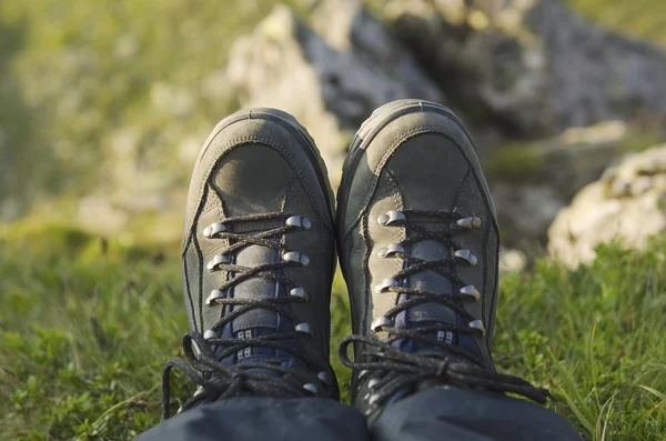 Botas de trekking en las montañas Imagen de stock