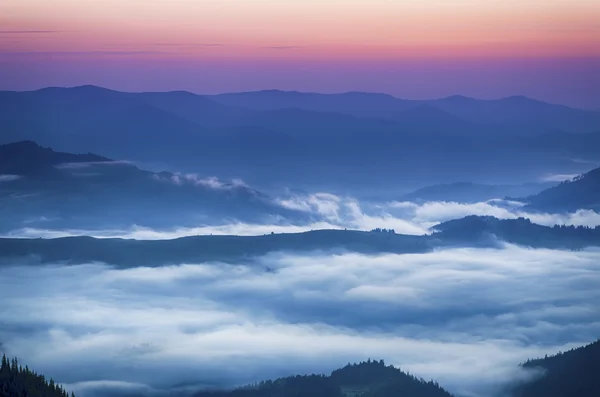 Mountain vacker soluppgång — Stockfoto