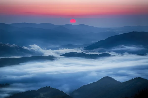 Montanha belo nascer do sol — Fotografia de Stock