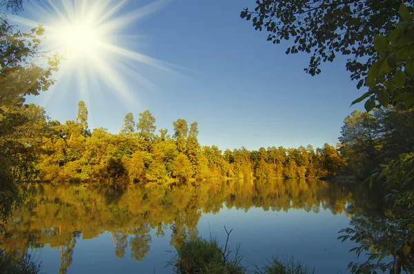 Sonbahar göl manzara — Stok fotoğraf