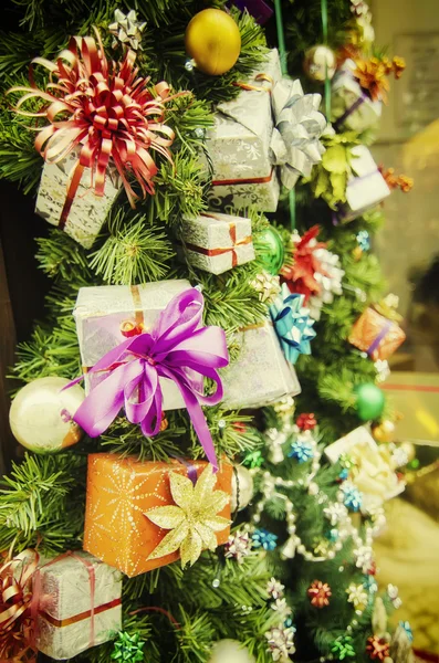Decorazioni natalizie sull'abete — Foto Stock