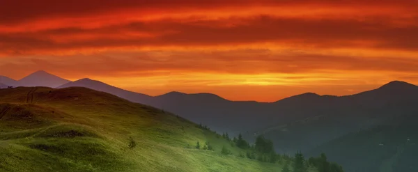 Pôr do sol vermelho montanha — Fotografia de Stock