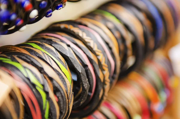 Bracelets en cuir au marché — Photo