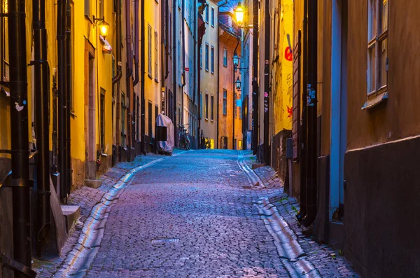 Улица Гамла стан ночью — стоковое фото