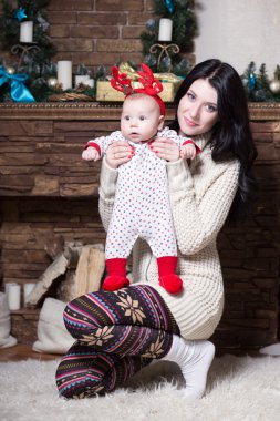 Genç kadın bebeği ile poz