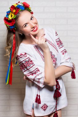 Genç, gülümseyen kadın