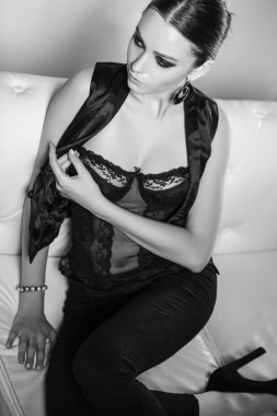 Dalgın esmer portresi