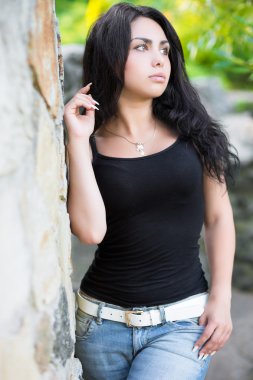 düşünceli genç esmer