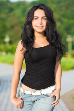 genç gülümseyen esmer