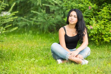 Genç düşünceli esmer