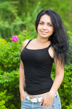 genç esmer gülümseyen