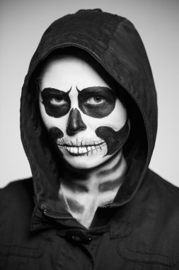 Bir ceset gibi boyalı kadın