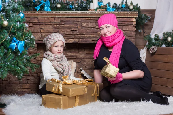 Woman and girl in winter hats and scarfs — Stock Photo, Image