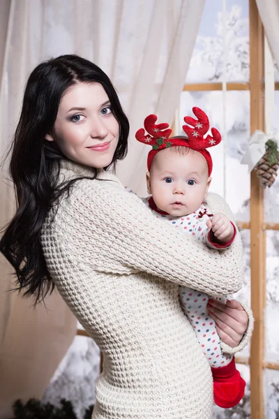 Mooie vrouw poseren met haar baby — Stockfoto