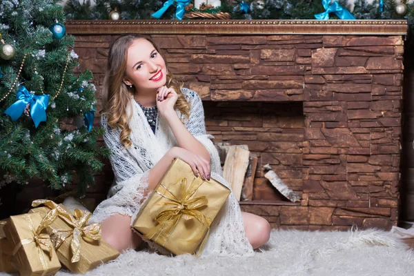 Aantrekkelijke vrouw zittend op het tapijt — Stockfoto