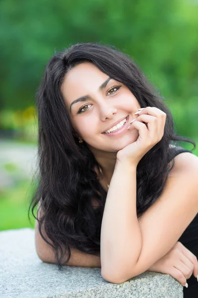 Portret van jonge vrolijke brunette — Stockfoto