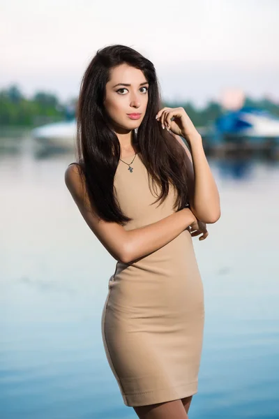 Sexy jonge brunette — Stockfoto