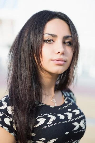 Portret van aantrekkelijke jonge brunette — Stockfoto