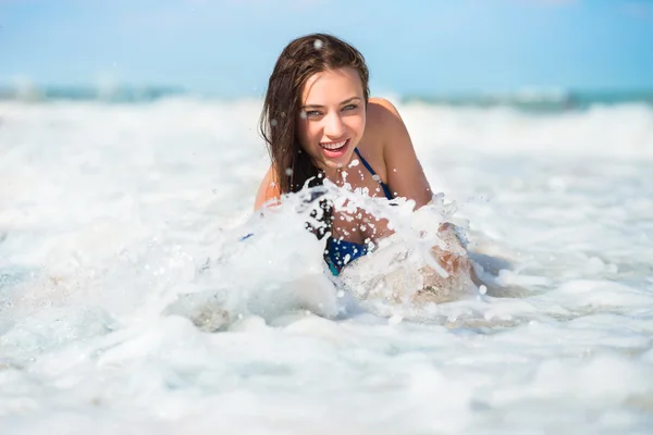 Sonriente morena juguetona — Foto de Stock