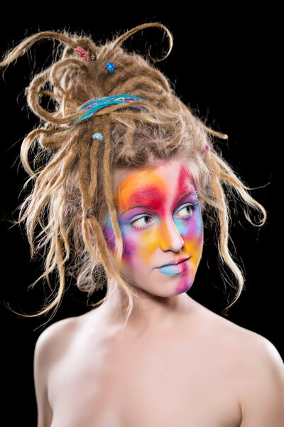 Портрет заботливой блондинки
