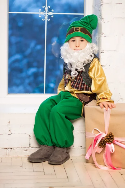 Grappige jongen die zich voordeed in een gnome-kostuum — Stockfoto