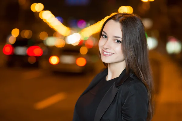 Retrato de joven mujer alegre — Foto de Stock