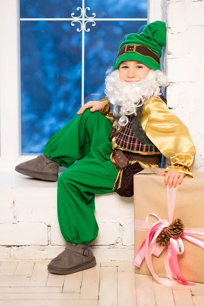 滑稽的男孩穿着一件 gnome 服装 — 图库照片