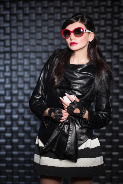 Bonita morena con chaqueta negra — Foto de Stock