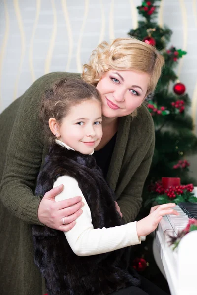 Retrato de una mujer sonriente y una niña —  Fotos de Stock