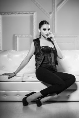 Siyah giysili genç esmer