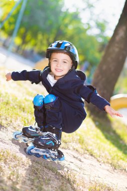 Sevimli çocuk paten parkta yakınındaki