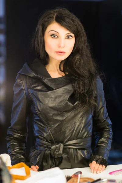 Morena em jaqueta de couro preto — Fotografia de Stock