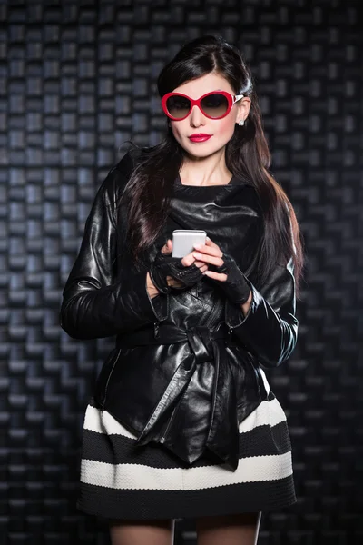 Mulher vestindo casaco preto — Fotografia de Stock