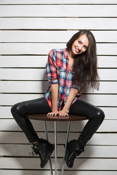 少妇笑ung kvinna som skrattar — Stockfoto