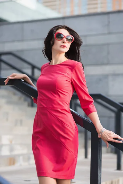 Sexy slim senhora no vermelho vestido — Fotografia de Stock