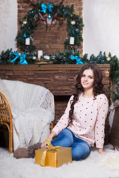 Woman sitting on the carpet — Stock Photo, Image