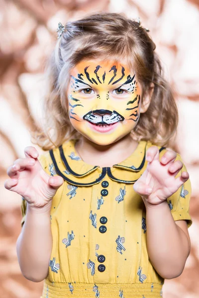 Küçük sarışın kızın portresi. — Stok fotoğraf