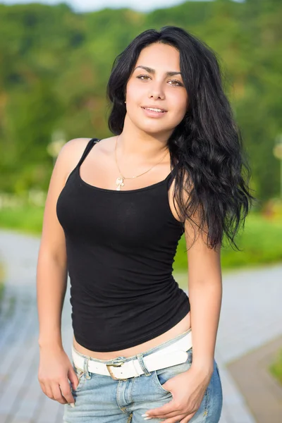 Joven morena juguetona — Foto de Stock