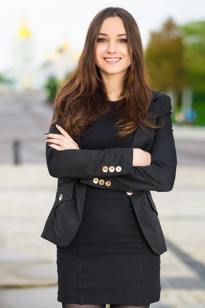 Vrolijke vrouw in zwarte kleding — Stockfoto