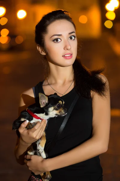 Retrato de jovem morena — Fotografia de Stock